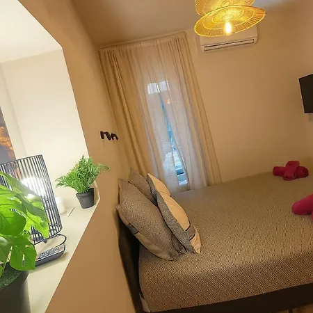 Central- Walk To Massena & *