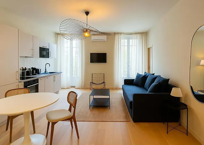 Central- Walk To Massena & *