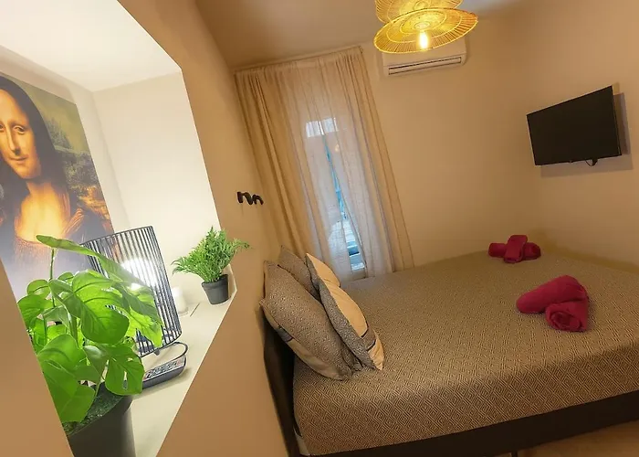 Central- Walk To Massena & *